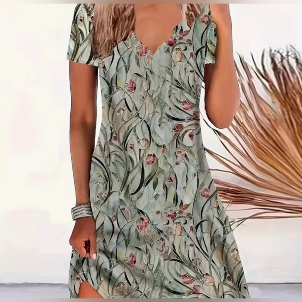 Green floral polyester short sleeve scalloped v-neck shift dress Size Med NWOT